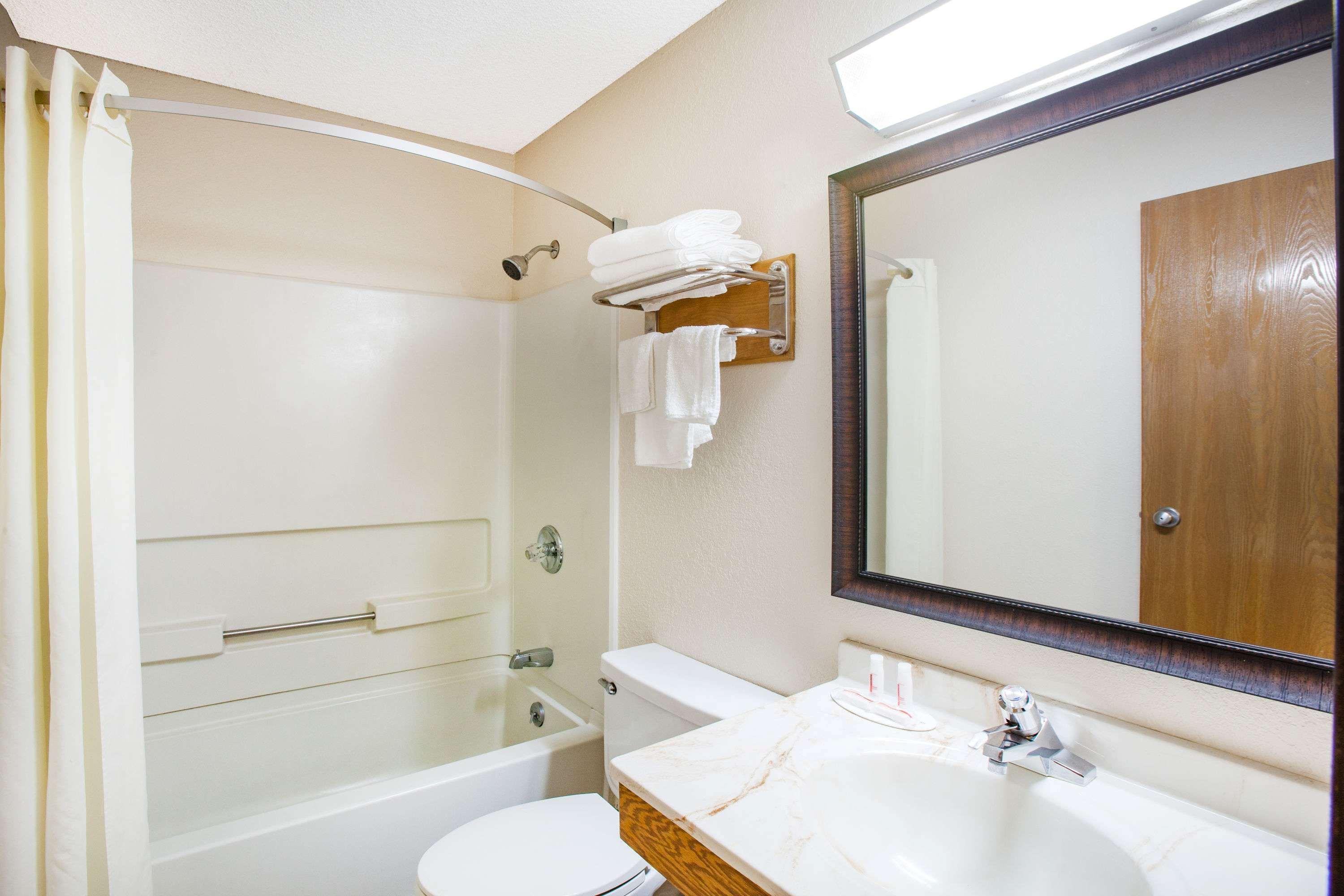 Super 8 By Wyndham Hot Springs Hotel Ngoại thất bức ảnh