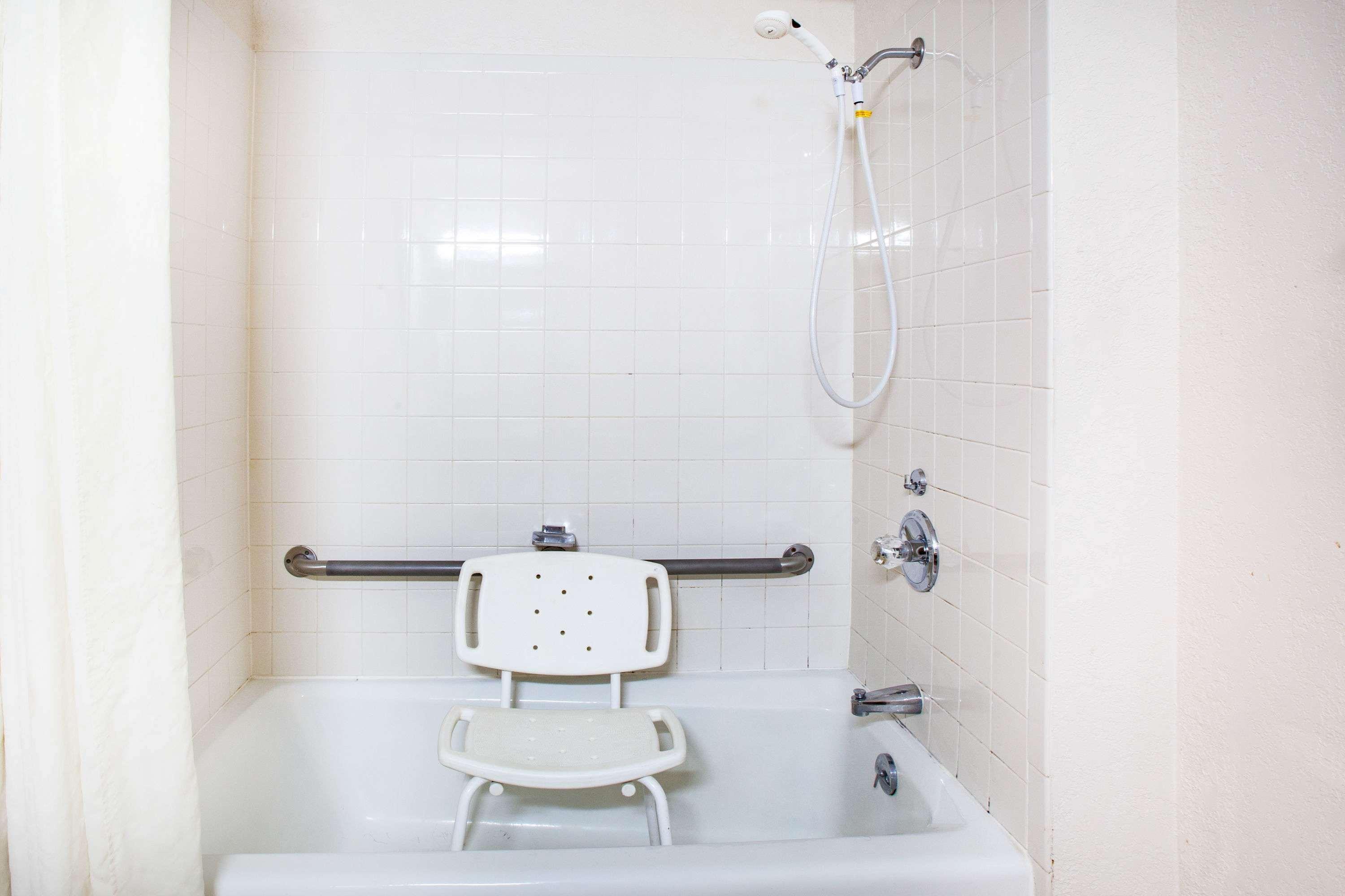 Super 8 By Wyndham Hot Springs Hotel Ngoại thất bức ảnh