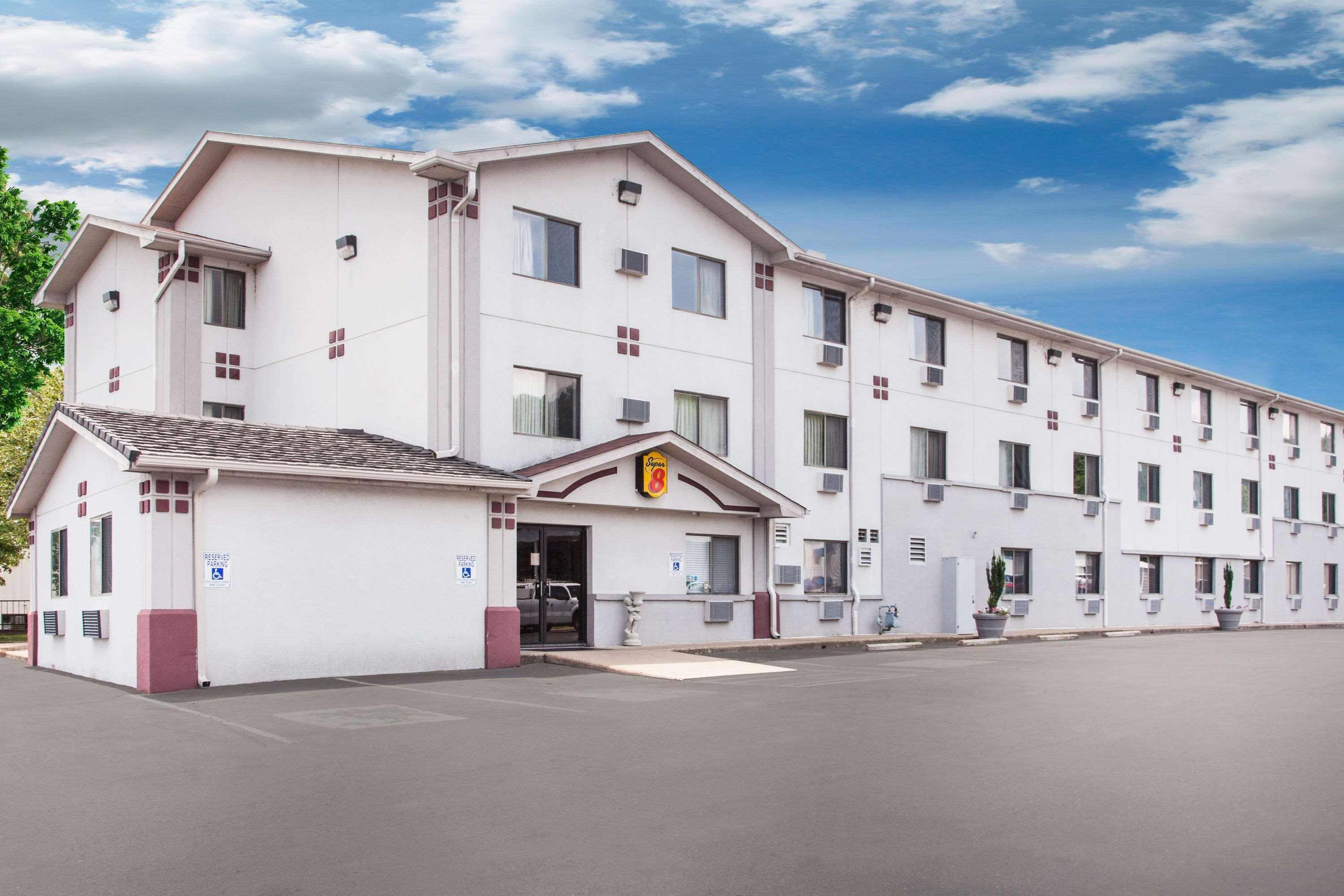 Super 8 By Wyndham Hot Springs Hotel Ngoại thất bức ảnh