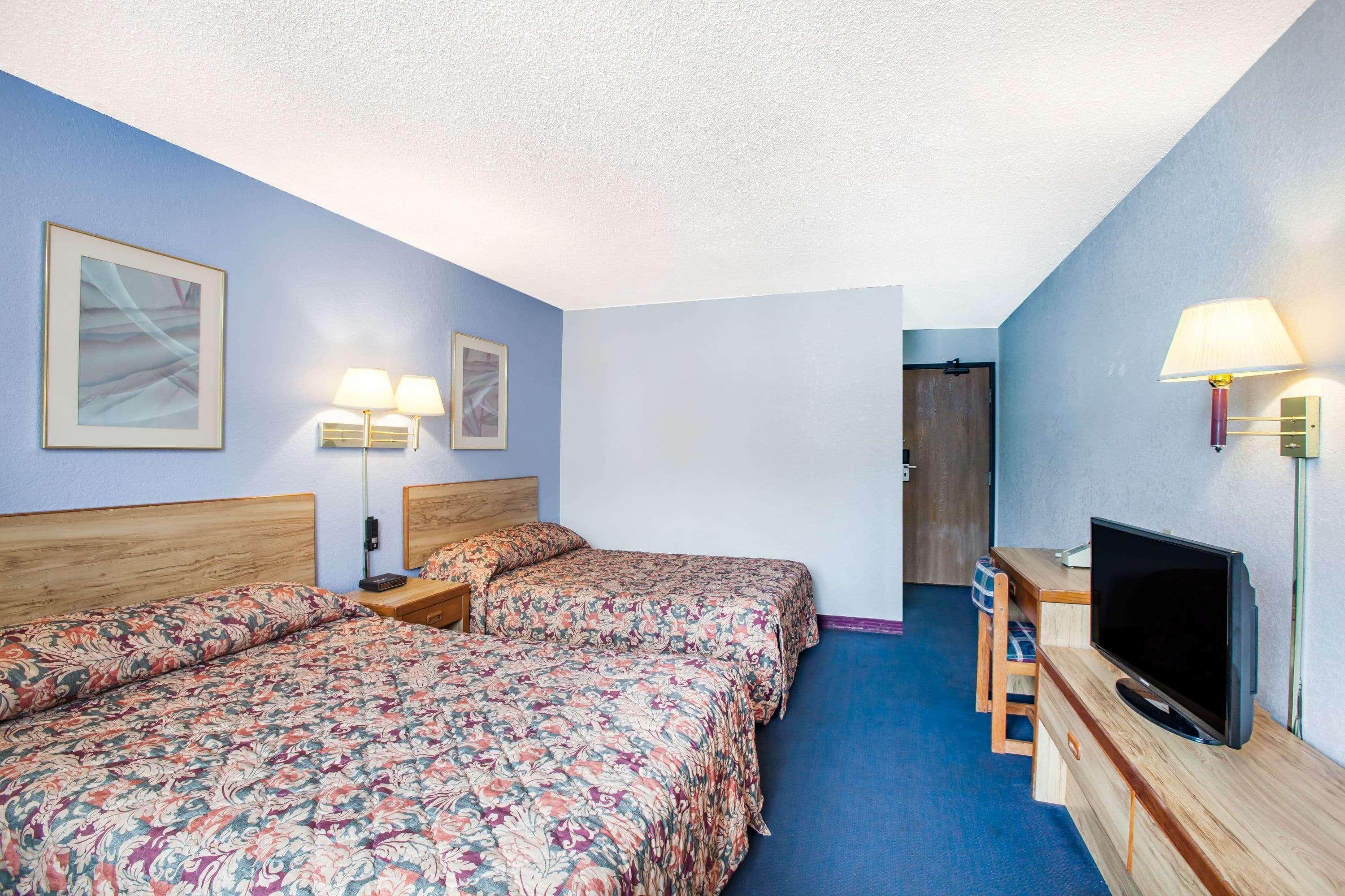 Super 8 By Wyndham Hot Springs Hotel Ngoại thất bức ảnh