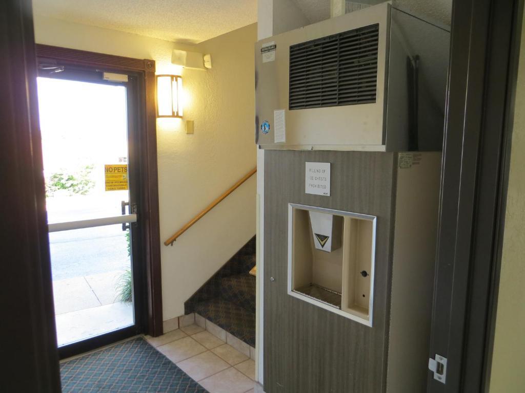 Super 8 By Wyndham Hot Springs Hotel Ngoại thất bức ảnh