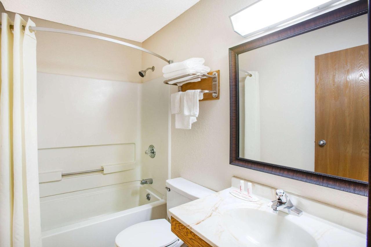 Super 8 By Wyndham Hot Springs Hotel Ngoại thất bức ảnh